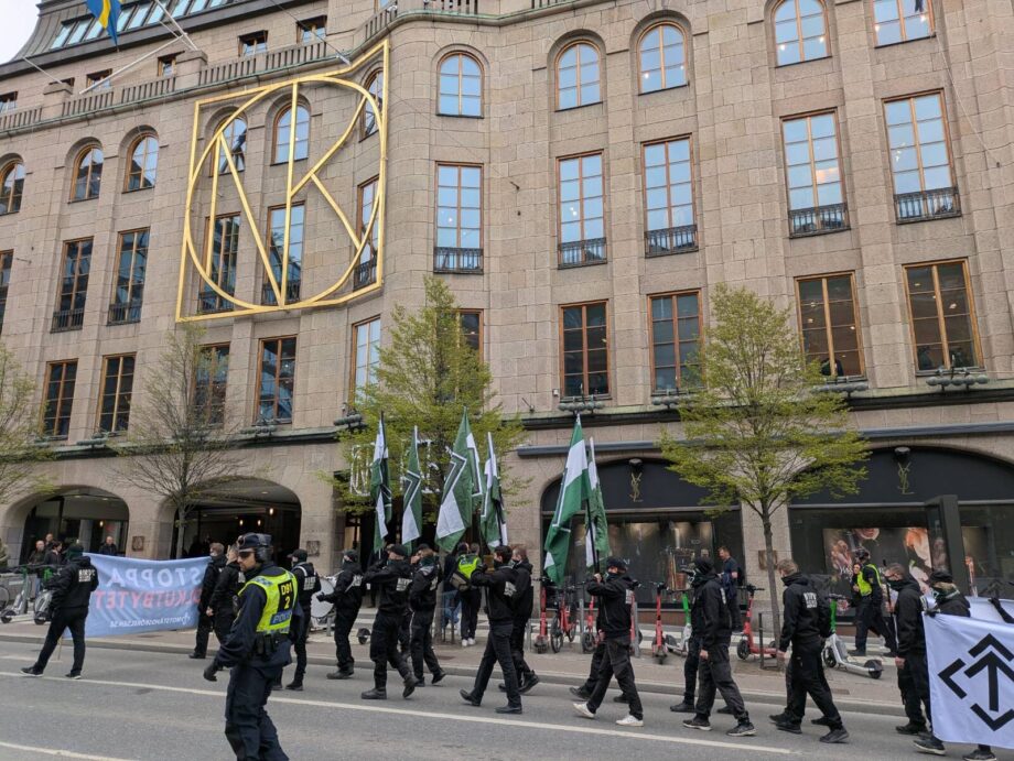 Tåget går förbi NK.